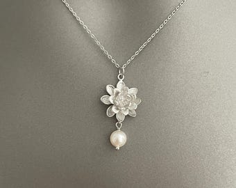 Lotusbloemketting met Swarovski-parel, vergulde of verzilverde ketting met bloemenhanger, sierlijke parelketting, minimaal elegant