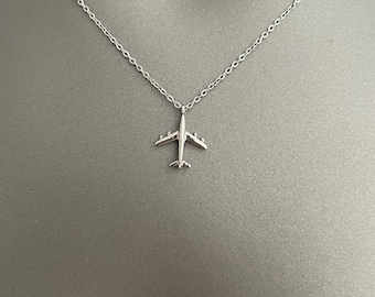 Sierlijke vliegtuigketting – kleine reisbedel in goud of zilver | Minimalistische jet-hangersieraden | Cadeau voor reizigers en piloten