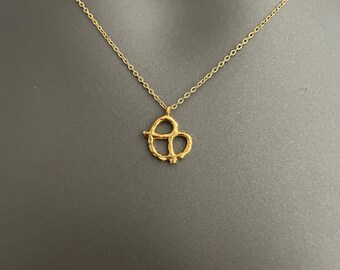 Collar con pequeño pretzel – Joyería de comida bañada en oro/plata / Collar con colgante de pretzel delicado / Lindo regalo para amantes de los snacks