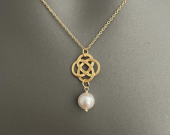 Parelketting met Keltische knoop – verguld of verzilverd | Swarovski-hanger met witte parel | Elegante minimalistische ketting | Tijdloos sieradencadeau