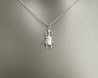 Keverhangerketting – goud- of verzilverd | Sierlijke insectensieraden | Uniek op de natuur geïnspireerd cadeau voor haar of hem