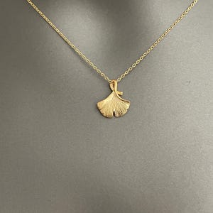 Ginkgo Leaf Necklace – Botanical Pendant in Gold or Silver | Minimalist Nature-Inspired Jewelry | Symbolic Gift for Her