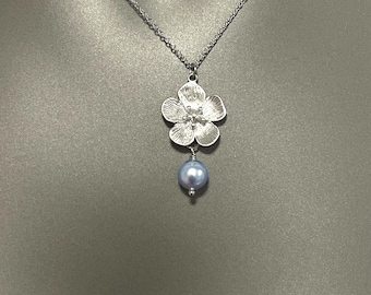 Sky Blue Swarovski Perlenkette - Blumenanhänger, vergoldet oder versilbert, elegantes handgemachtes Geschenk für Sie