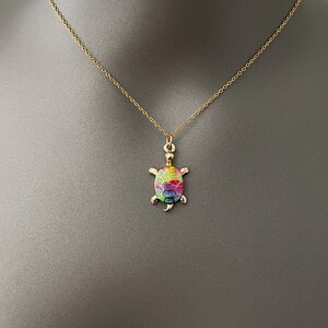 Collar de tortuga arcoíris – Colgante de tortuga marina bañado en oro / Joyería con dije de tortuga esmaltada de colores / Collar minimalista de océano / Regalo