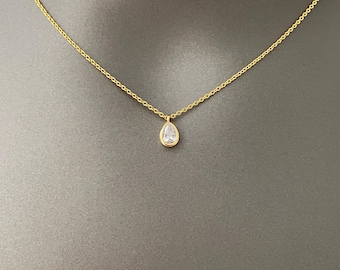 Collar pequeño de cristal en forma de lágrima – Joyería delicada bañada en oro/plata / Collar con colgante transparente en forma de pera / Regalo minimalista para ella
