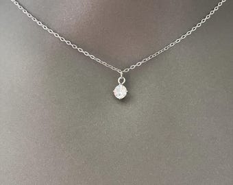 Collar pequeño cúbico, collar con colgante de circonita cúbica en oro o plata, joya delicada y brillante, regalo para ella.