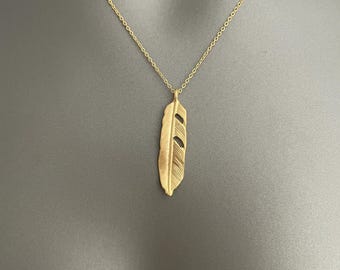 Minimal Feather Necklace – Gold Plated Stainless Steel Necklace | Modern Nature-Inspired Pendant Necklace | Simple Everyday Jewelry