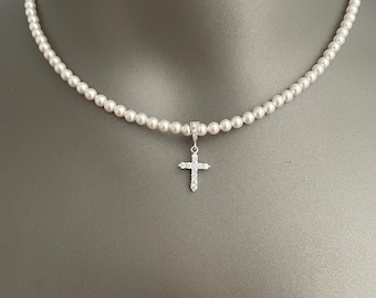 Collar de cruz de perlas – Gargantilla de perlas de Swarovski / Collar de cruz de circonitas cúbicas / Joyería religiosa delicada / Regalo cristiano minimalista