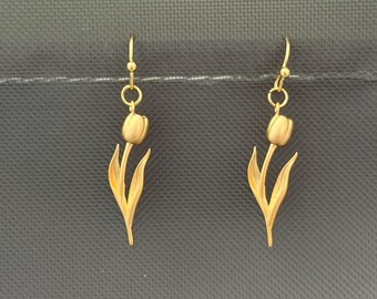Pendientes de flor de tulipán – Joyería floral bañada en oro/plata / Elegantes pendientes colgantes botánicos / Regalo floral de primavera para ella