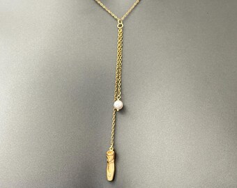 Collar tipo lariat con forma de zapatilla de ballet, collar en Y Balletcore dorado o plateado con perla Swarovski, joyería delicada para bailarinas.