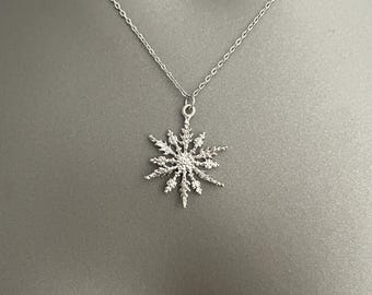 Sneeuwvlokketting – op de winter geïnspireerde sieraden | Vergulde of verzilverde hanger | Minimalistische vakantieketting | Cadeau voor haar