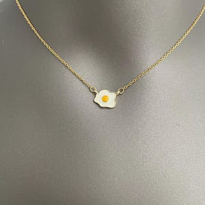 Fried Egg Necklace – Cute Food Jewelry – Kawaii Breakfast Pendant – Gold Plated Egg Charm – Quirky Gift for Her – Funny Minimal Necklace