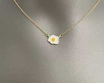 Collar de huevo frito – Joyería de comida adorable – Colgante de desayuno kawaii – Dije de huevo chapado en oro – Regalo original para ella – Collar minimalista y divertido