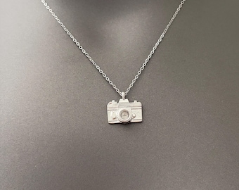 Collar con colgante de cámara, collar con colgante de cámara en oro o plata, regalo de joyería fotográfica para ella.