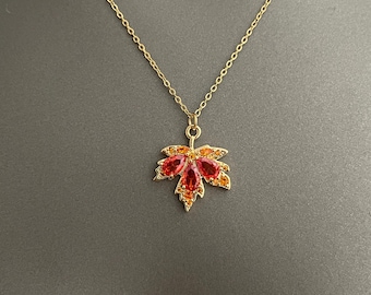 Canadese esdoornbladketting, op de herfst geïnspireerde sieraden | Vergulde hanger | Rood en oranje kristallen blad | Herfstcadeau | Elegante natuursieraden