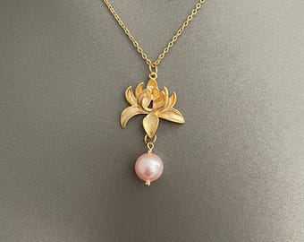 Gouden lotusbloemketting – elegante, op de natuur geïnspireerde sieraden | Rosaline Swarovski-parelhanger | Sierlijke bloemenbedel | Minimalistisch cadeau