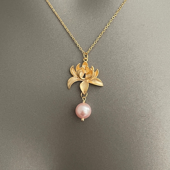 Gold Lotus Flower Necklace – Elegant Nature-inspired Jewelry