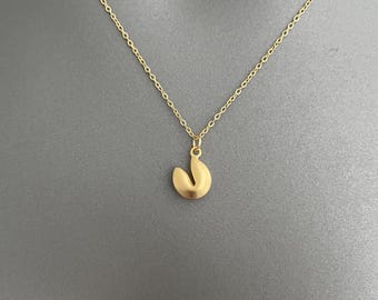Minimalistische gelukskoekjesketting – sierlijke goud- of verzilverde bedel – gelukscadeau – schattige voedselsieraden – dagelijkse ketting voor vrouwen