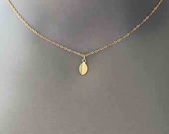 Collar con colgante de hoja pequeña, collar con colgante de hoja en oro, plata u oro rosa, delicado regalo de joyería inspirada en la naturaleza para ella.