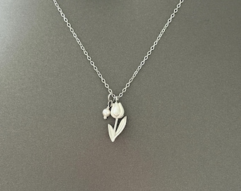 Tulpenförmige Perlenkette, vergoldeter oder versilberter Blumenanhänger, zarte Halskette mit Swarovski-Perlenanhänger, filigraner Blumenschmuck für Damen
