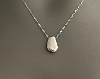 Collar minimalista de guijarros: colgante de lágrima bañado en oro o plata / Collar con forma de piedra orgánica / Joyería minimalista moderna / Collar para uso diario