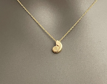 Ariel ketting – vergulde hanger met nautilusschelp | Op de oceaan geïnspireerde sieraden | Delicaat cadeau voor haar | Minimalistische ketting Mermaidcore