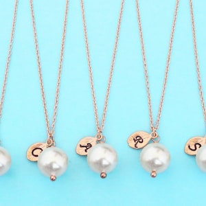 Set von 1-10, Personalisiert, kursive Schrift, Buchstabe, Initial, weiße 10mm Perle, Roségold, Halskettensets, Hochzeit, Brautjungfer, Braut, Geschenk