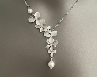 Orchideehangerketting – verzilverde Y-ketting met bloemen en Swarovski-parels | Elegante minimalistische huwelijkssieraden voor vrouwen