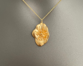 Biologische bloem hanger ketting – goud of verzilverd | Getextureerde bloemblaadje | Elegante, op de natuur geïnspireerde sieraden Cadeau voor haar