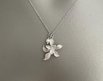 Orchideenblüte Halskette - Gold, Silber oder Rose vergoldet | Zierlicher Blümchen Schmuck mit Perle | Elegantes Geschenk für Sie
