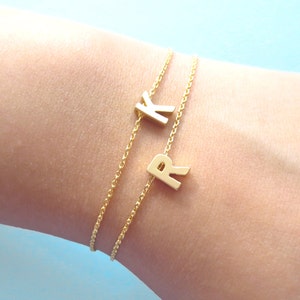 Gepersonaliseerde armband/enkelbandje Eerste armband Letter enkelbandje Hoofdletter initiaal sieraden Gepersonaliseerde sieraden Verjaardagscadeau Vriendschap