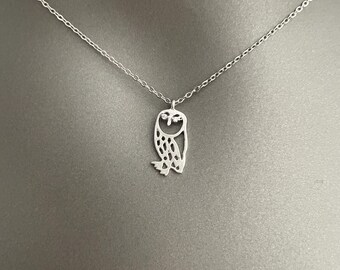 Collar Espíritu de Búho – Colgante calado chapado en plata / Joyería simbólica de animales / Regalo de sabiduría para ella