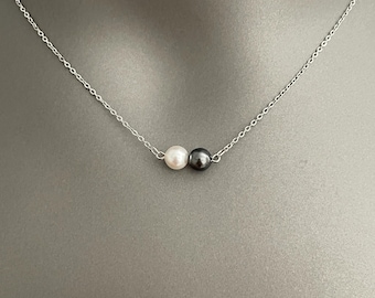 Collar de perlas Swarovski blancas y negras chapado en oro/plata - Joyería delicada de perlas inspirada en el yin y el yang - Regalo minimalista para ella