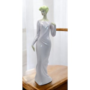 Vintage 1988 Royal Doulton Reflections Debutante HN 3188 Porcelain