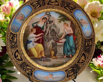 Prato de porcelana antigo estilo vienense &quot;Das Opfer Der Venus&quot; Cena mitológica pintada à mão Azul cobalto e detalhes dourados Diâmetro 9 polegadas