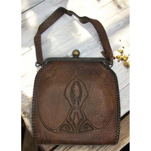 Bolso de mano antiguo de cuero repujado estilo Art Nouveau de Jemco, década de 1920