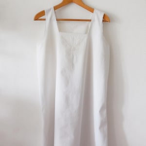 Chemise de nuit ancienne brodée. Taille L