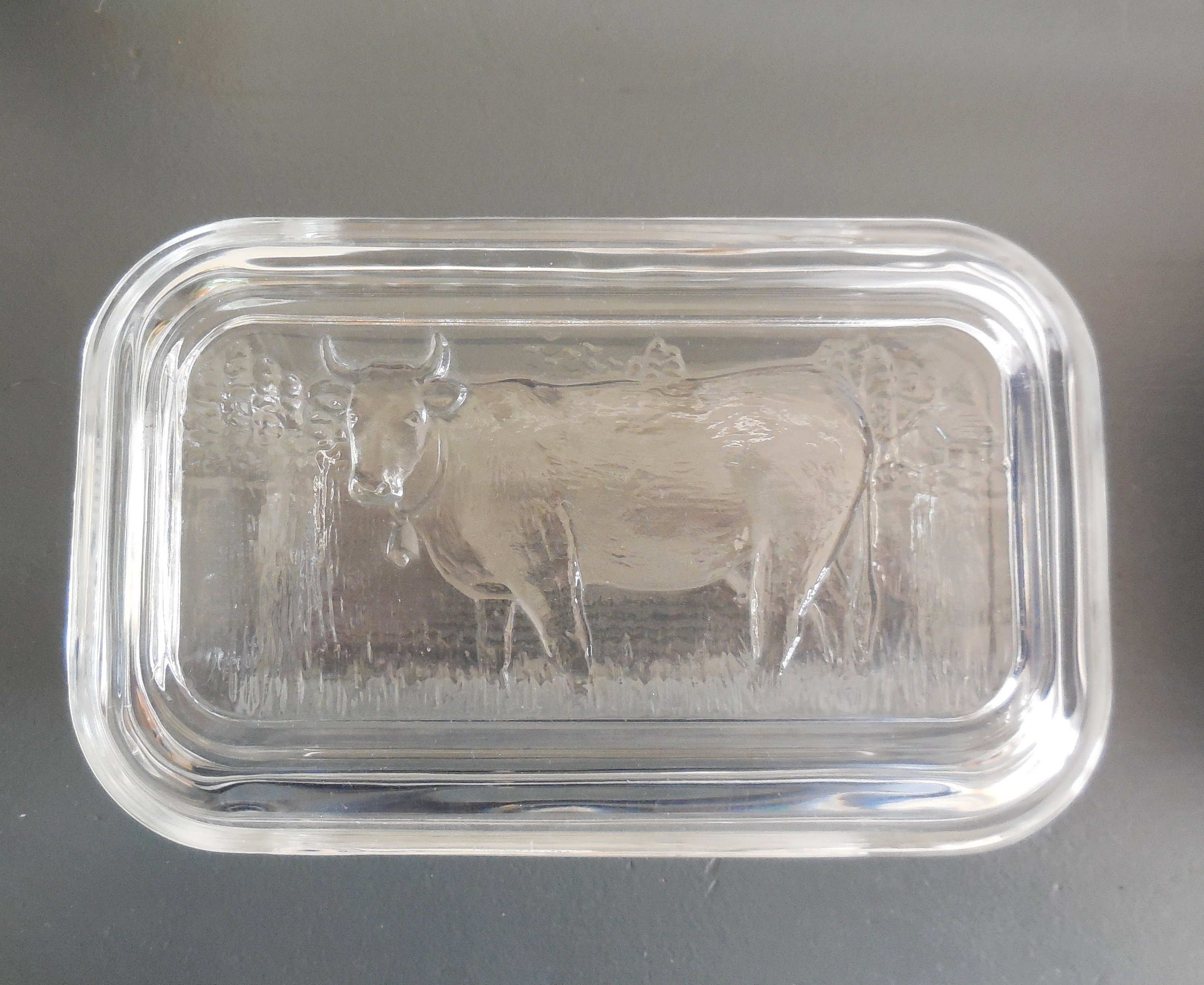 Beurrier en verre, décor tête de vache. Années 1960 - 1980 vintage old  french butter glasses box