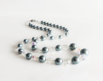 Collier de perles anciennes, bleu et irisé transparent.