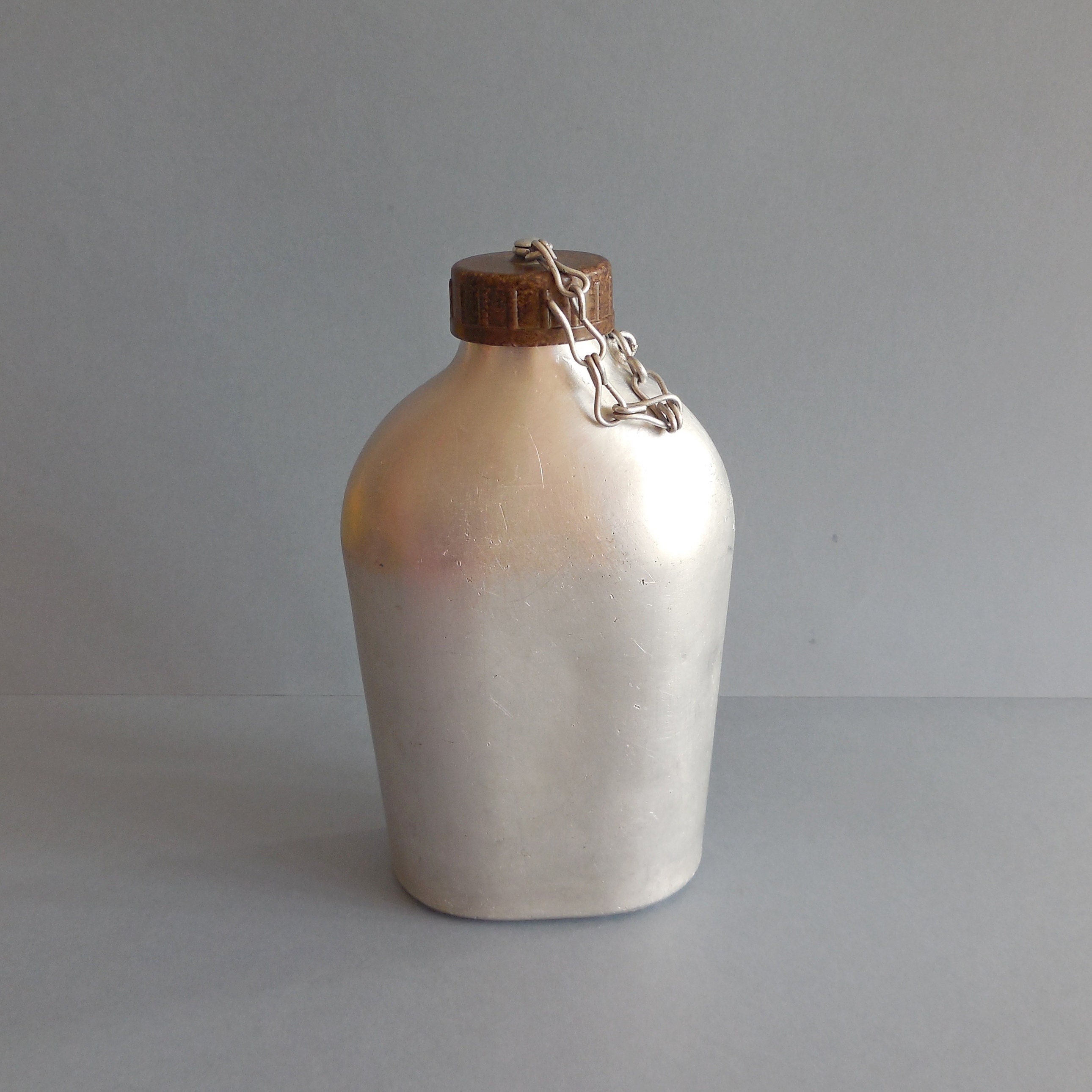 Gourde Vintage Bourgeat en Aluminium et Bakélite, Gourde Militaire.