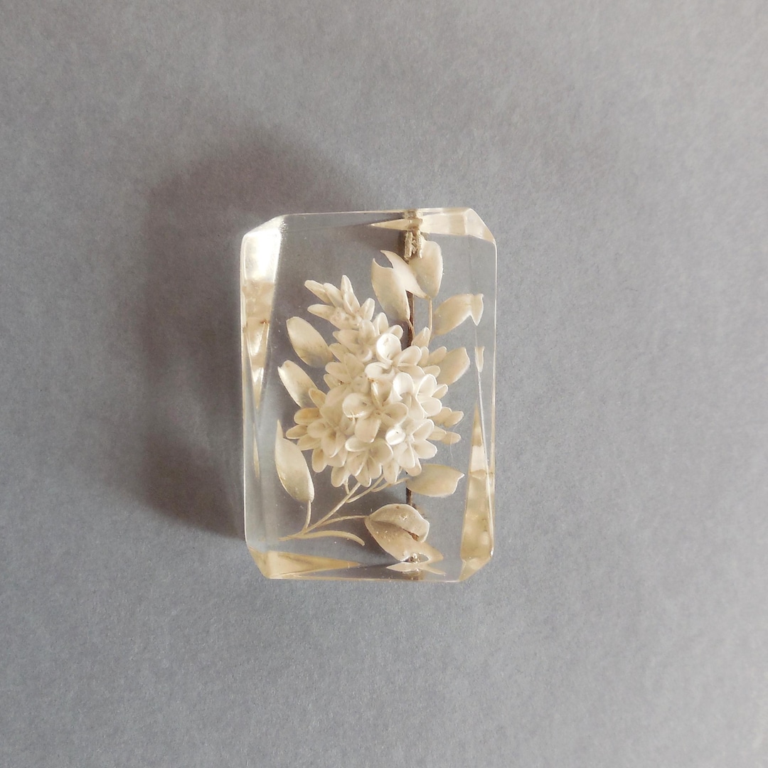 Broche Ancienne Art Déco En Lucite Gravée - Fleurettes Et Feuillage Blancs