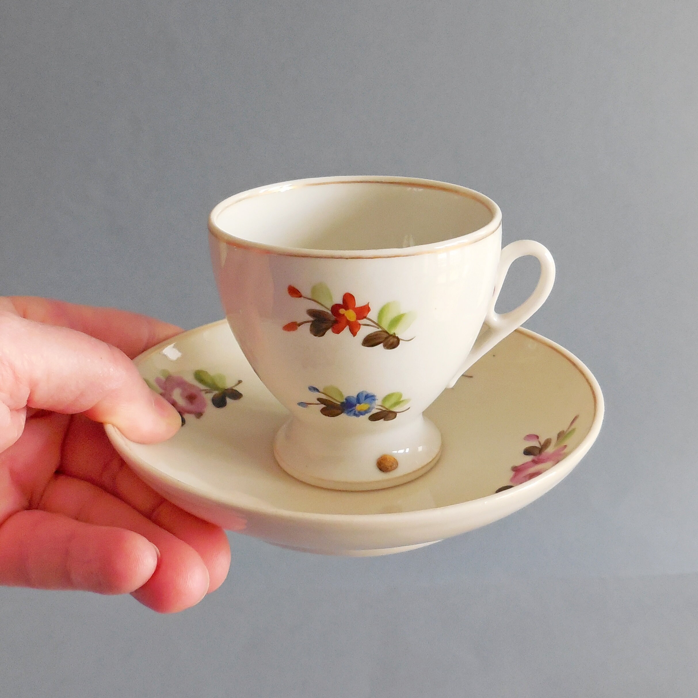 Tasse à Café Ancienne, Porcelaine - 19Ème.