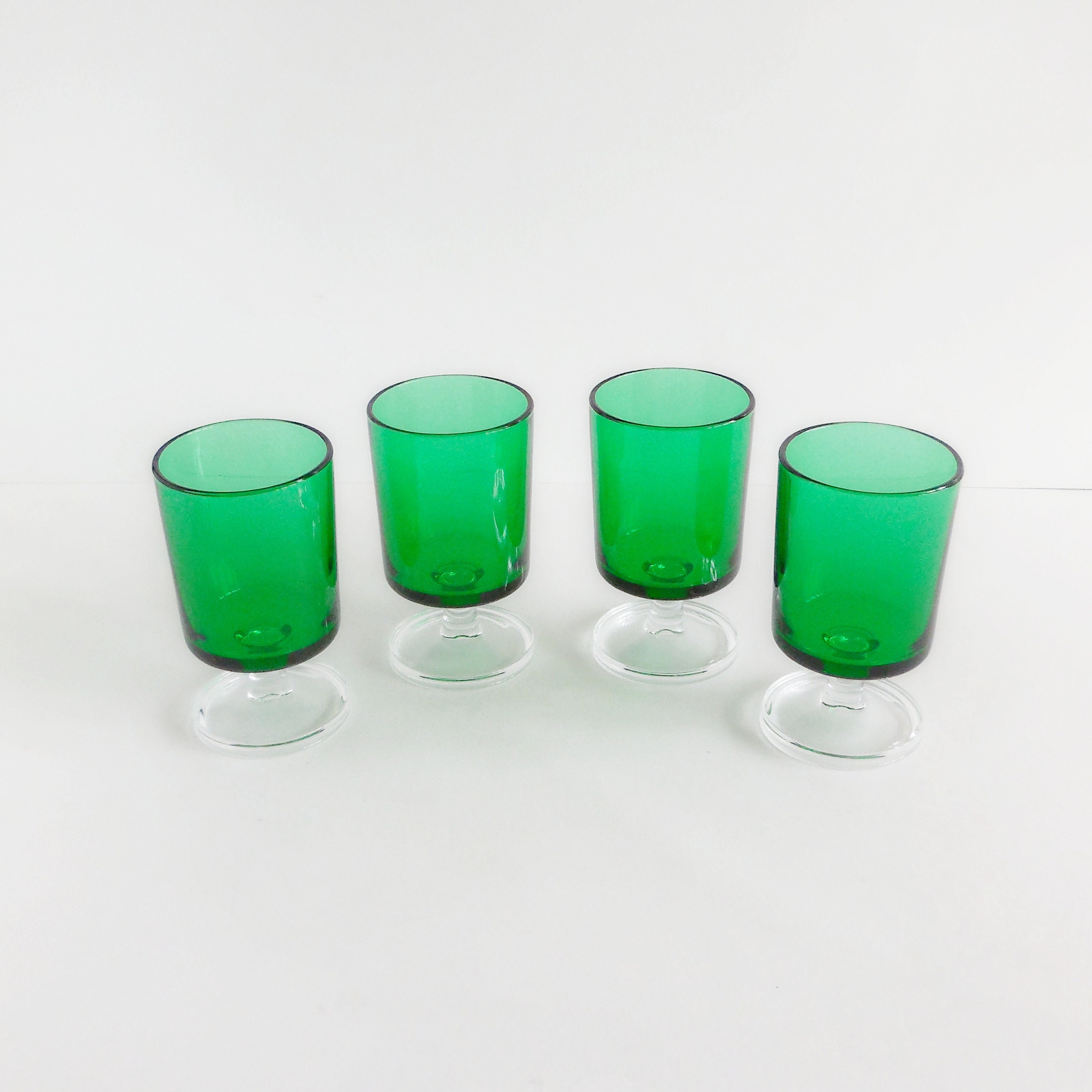 Verres Vintage sur Pieds, Verres Verts - France Années 70 Lot de 4 Verres.