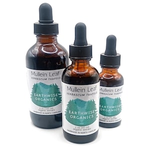Peut inclure: Trois flacons en verre ambré d'extrait biologique de Mullein Leaf avec des compte-gouttes noirs. Les étiquettes indiquent "Mullein Leaf Verbascum Thapsus" et "Earthwise Organics". Les tailles sont de 120 ml, 60 ml et 30 ml.
