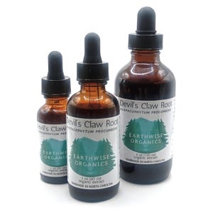 Peut inclure: Trois flacons en verre ambré d'extrait biologique de racine de griffe du diable Earthwise Organics. Les flacons ont des compte-gouttes noirs et des étiquettes blanches avec des graphiques d'arbres verts. Tailles : 30 ml, 60 ml et 120 ml.