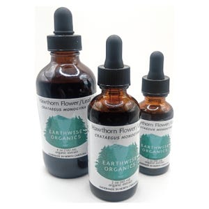 Peut inclure: Trois flacons en verre ambré d'extrait biologique avec des compte-gouttes noirs. Les étiquettes indiquent "Hawthorn Flower/Leaf" et "Earthwise Organics". Les tailles sont de 30 ml, 60 ml et 120 ml.