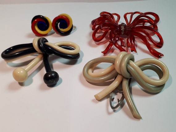 BOWS three vintage acrylic celluloid bow brooches… - image 3