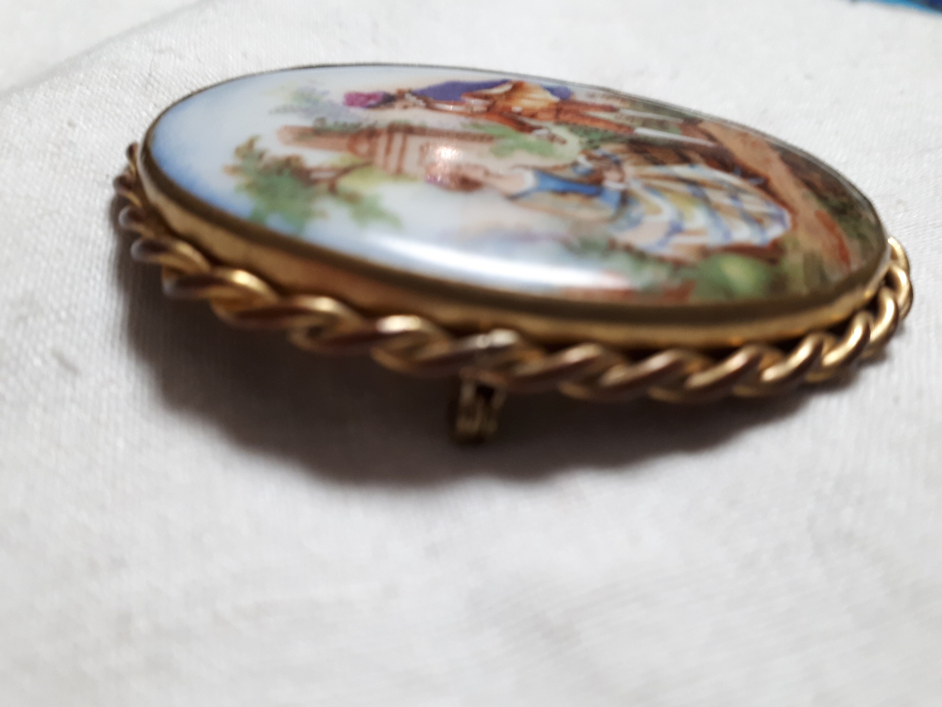 Broche Médaillon Ancienne Limoges - Porcelaine De Limoges Scène Galante - French Brooch