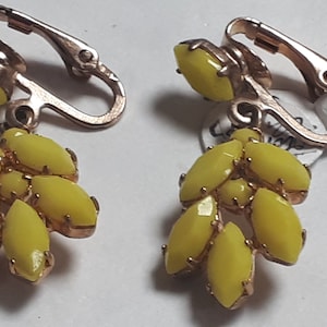 YELLOW glass earrings, vintage, fifties, clipons, goldtone