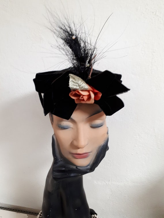 VINTAGE Twenties Flapper Hat - Black Velvet, Feathers, Rose  display picture 1